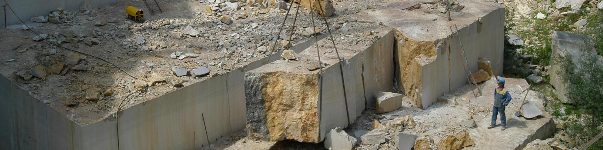 Extraction de blocs de marbre dans les carrières du Boulonnais (Ferques, Pas-de-Calais)