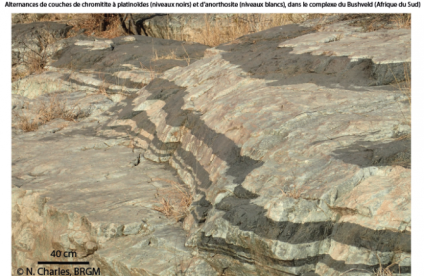 Alternance de couches de chomitite à platinoïdes (niveaux noires) et d'anorthosite (niveaux blancs) dans le complexe du Bushveld (Afrique du Sud) - © BRGM Alternance de couches de chomitite © BRGM
