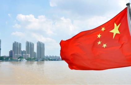 Drapeau chinois sur la rivière Yangtze à Nanjing, province de Jiangsu, Chine