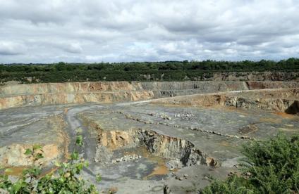 Carrière d'andalousite de Glomel exploitée par IMERYS (Côtes d'Armor)