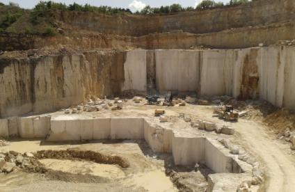 Carrière de calcaire de comblanchien - Les Rocherons (Côte d'Or)