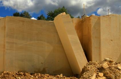 Abattage d’une "quille" dans une carrière de calcaire