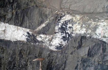 Filon plat de quartz blanc avec wolframite (noir). Mine de Panasqueira (Portugal)