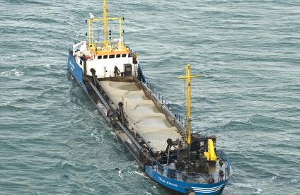 Navire exploitant des granulats marins - Site Sables et graviers en mer (sablesetgraviersenmer.fr) Navire exploitant des granulats marins