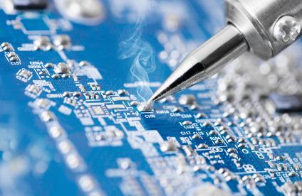 Utilisation d'étain dans les microsoudures d'un smartphone