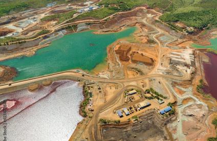 Vue aérienne d'un lac aux eaux polluées dans une mine de nickel. Couleur verte et bordeaux de l'eau. Mindanao, Philippines.