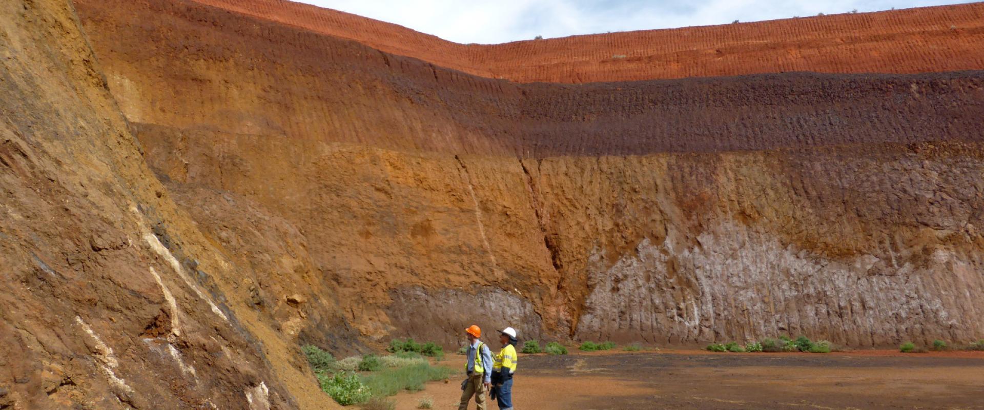 Profil d’altération latéritique développé sur une carbonatite © BRGM - Johann Tuduri