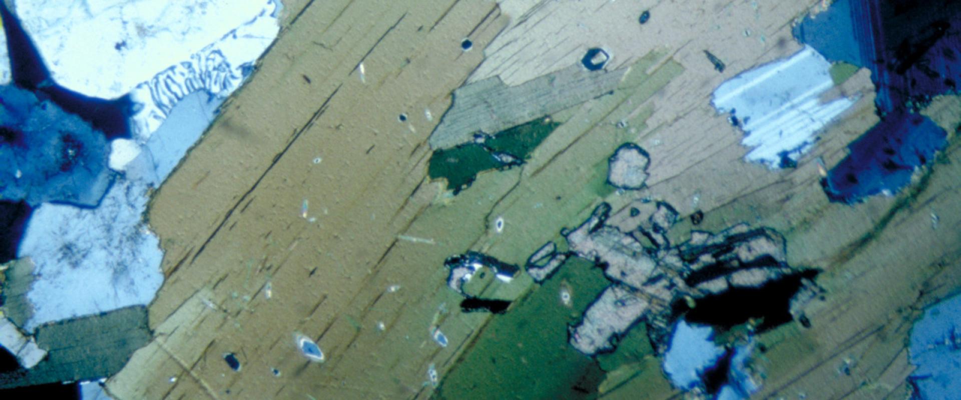 Lame mince de mica © BRGM - Elisabeth Le Goff