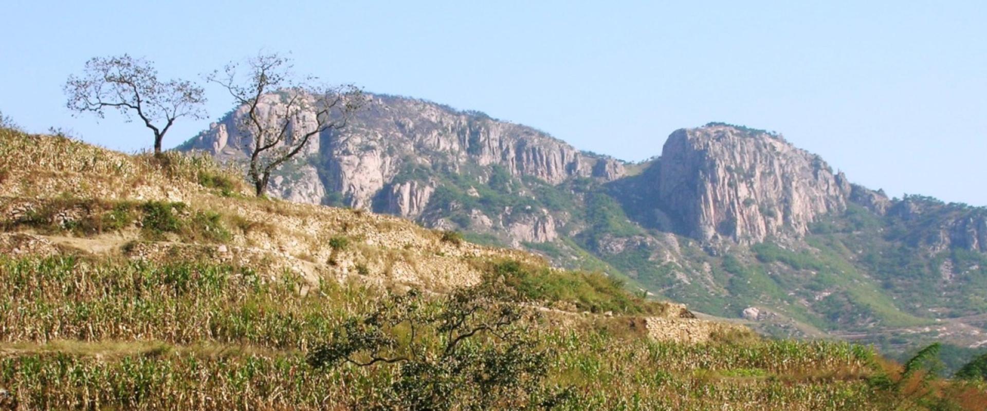 Le granite est daté du Crétacé inférieur et prend part à l'épisode extensif de la fin du Mésozoïque en Asie de l'Est (Province du Shandong, Chine, 2007) - © BRGM Le massif granitique de Haiyang (Shandong, Chine)