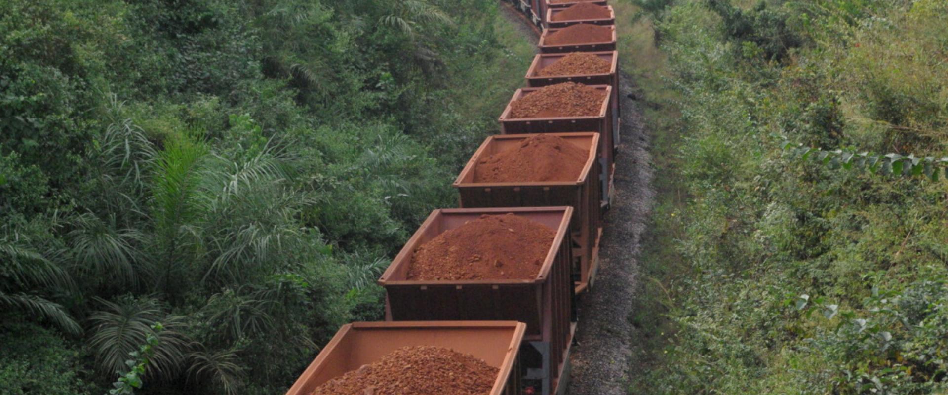 Des wagons de bauxite en Guinée © BRGM - Michel Marenthier