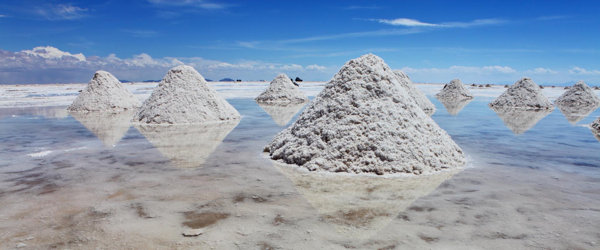 Salar d'Uyuni, désert de sel et plus grand gisement mondial de lithium (Bolivie)