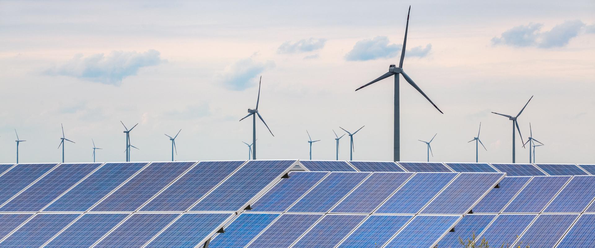 Eoliennes et panneaux solaires, Chine. - © chungking - Fotolia Energie solaire et éolienne
