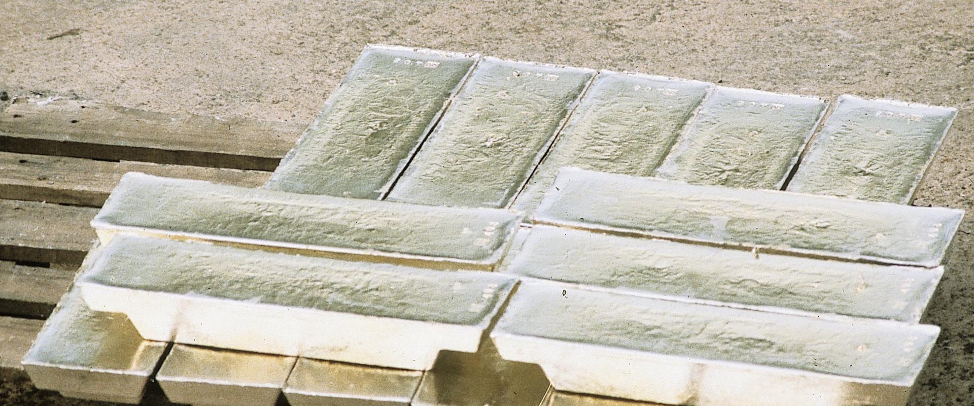 Des lingots d'étain de la fonderie SOMIRWA à Kigali (Rwanda, 1985).