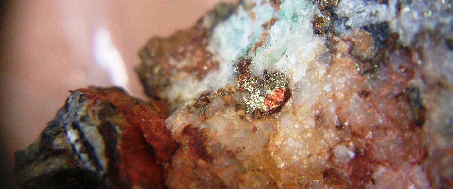 Minéraux cuprifères (chalcopyrite,malachite) et quartz de l'ancienne mine d'Ao