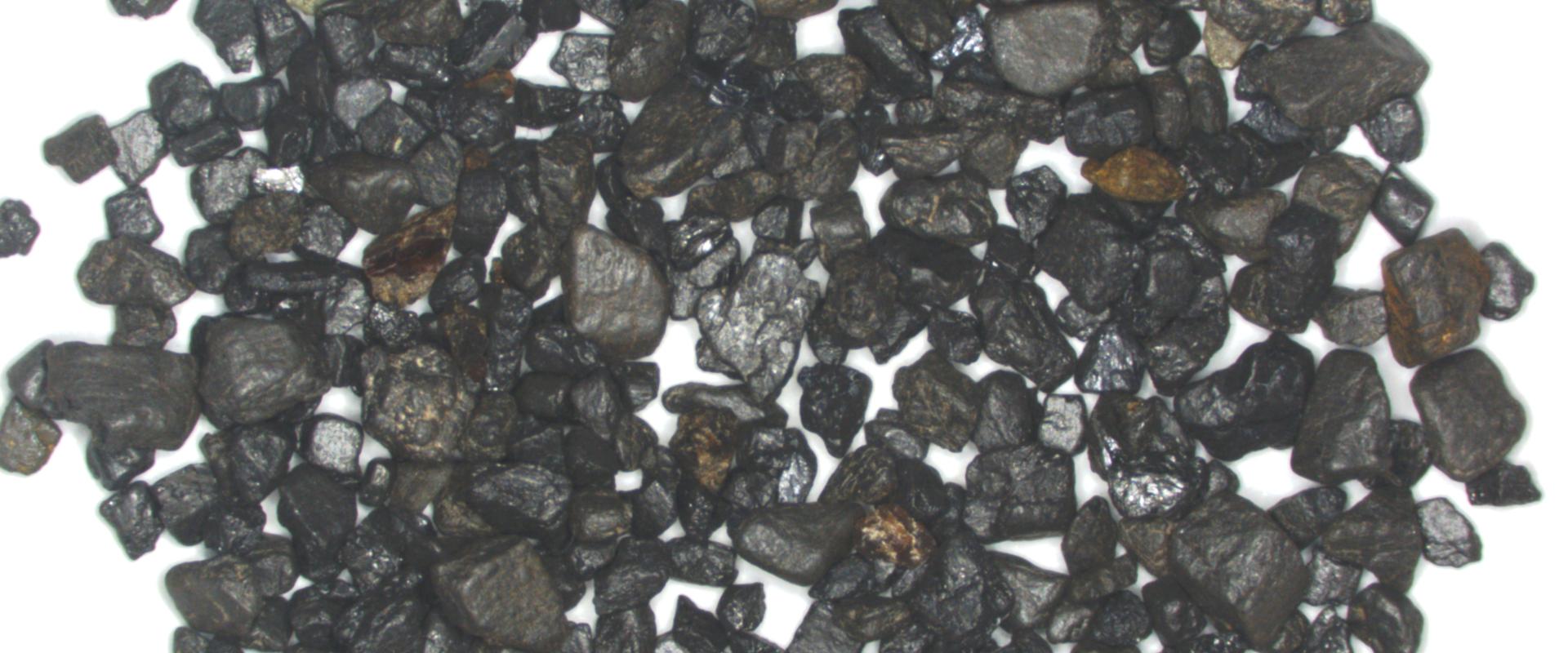 Grains de coltan (crique Vénus, Guyane)