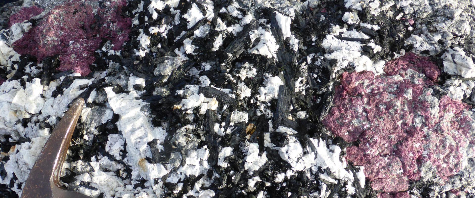 Pegmatite à eudialyte et feldspaths et amphibole du Groënland
