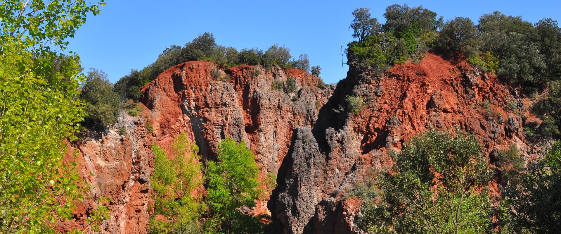 Amas de bauxite dans un paléokarst (Occitanie, 2017). - © BRGM - Timothée Dupaigne Amas de bauxite dans un paléokarst (Occitanie, 2017).