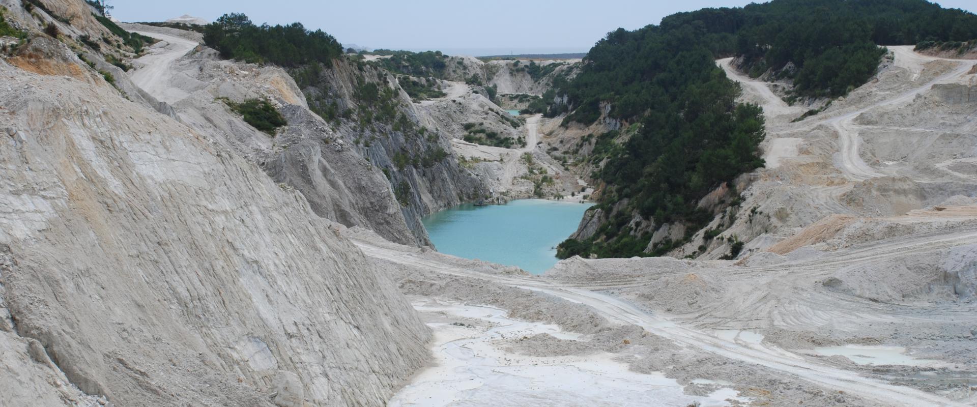 Grande carrière de kaolin, vue générale (Ploemeur, Morbihan, France, 2007).