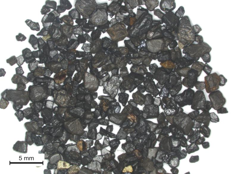 Concentré de colombo-tantalite, issu de la crique Vénus (Guyane) - © BRGM - M. Chevillard Grains de coltan (Crique Vénus, Guyane)