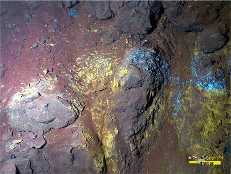 Affleurement de sulfures massifs oxydés en surface