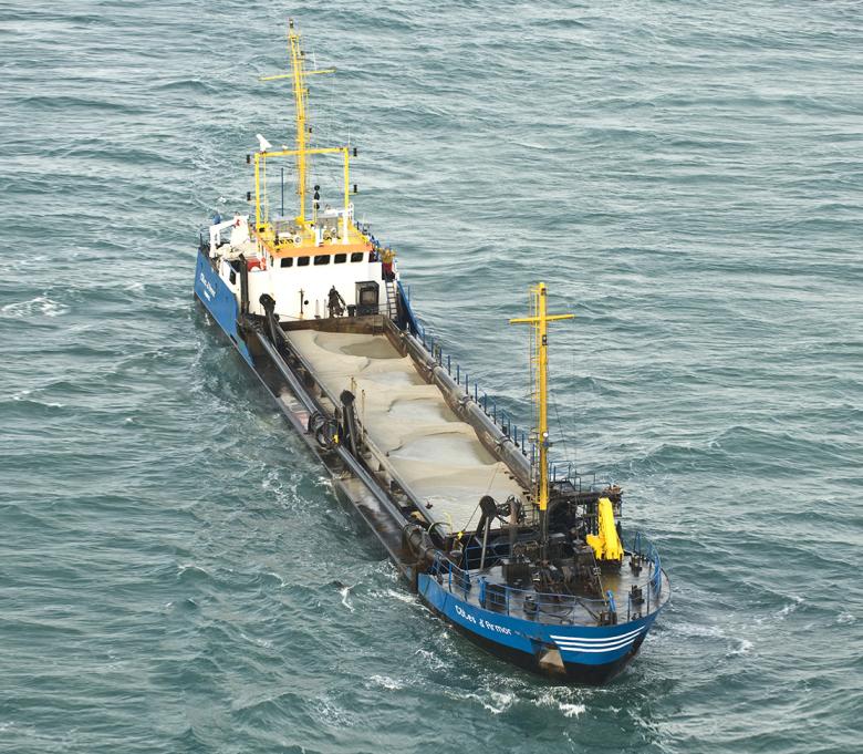 Navire exploitant des granulats marins