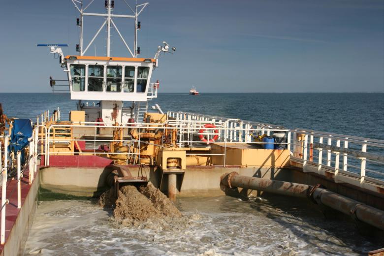 Drague aspiratrice en marche (navire Saint-Germain, armement STFMO)