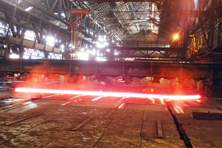 Rail incandescent après son passage au laminoir à l'usine d'Hayange (Liberty Steel)
